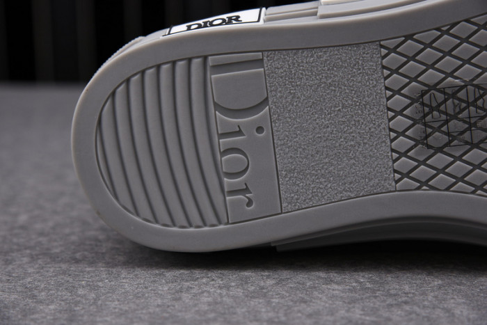 D10R B23 Oblique High Top Sneaker